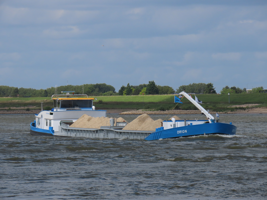 Motorbeunschip Orion met ENI-nummer 02204063 in de opvaart op de Waal