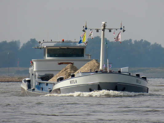 Mila Motorbeunschip ENI 02313209 Op de Waal