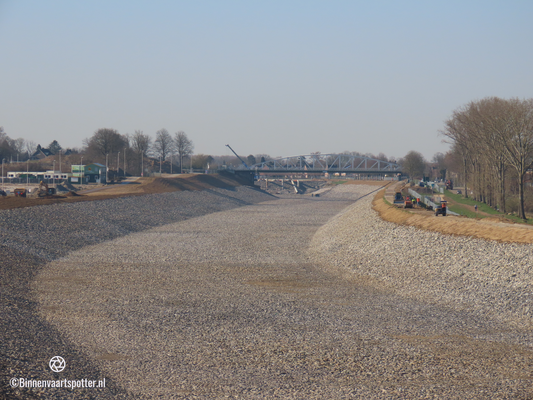 De werkzaamheden op het Julianakanaal tussen Sluis Born en Berg aan de Maas zijn zover gevorderd dat het Julianakanaal binnenkort opnieuw gevuld kan worden met water.