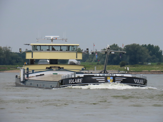 Motorvrachtschip Volare (ENI 02325325) varend op het binnenwater, gebouwd in 2002.