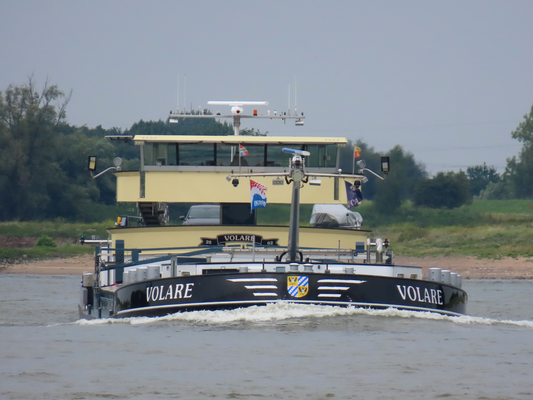 Motorvrachtschip Volare (ENI 02325325) varend op het binnenwater, vroeger bekend als Norma en Dina, gebouwd in 2002.