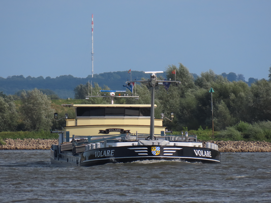 Motorvrachtschip Volare (ENI 02325325) varend op de Waal, gebouwd in 2002.