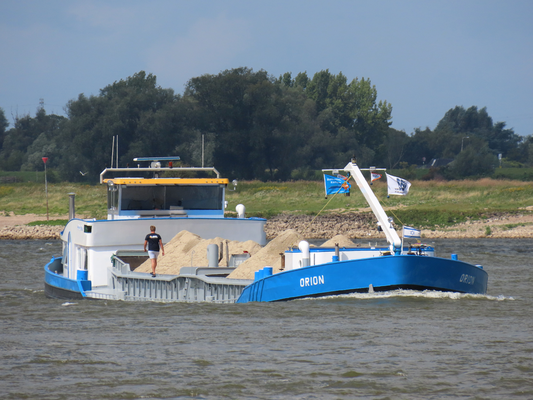 Motorbeunschip Orion met ENI-nummer 02204063 op de Waal