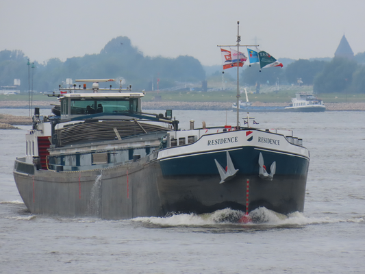 Motorvrachtschip Residence op de Waal bij Druten.