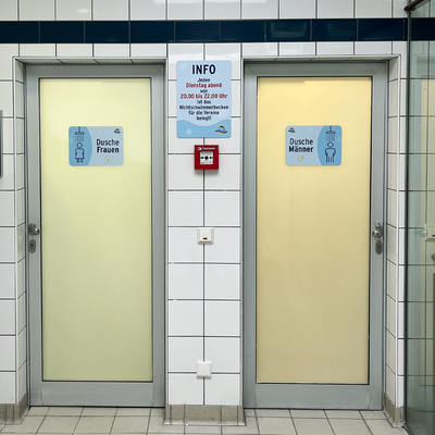 Gestalteter Informationsaufkleber auf Umkleidekabine im Schwimmbad der Stadt Eschborn
