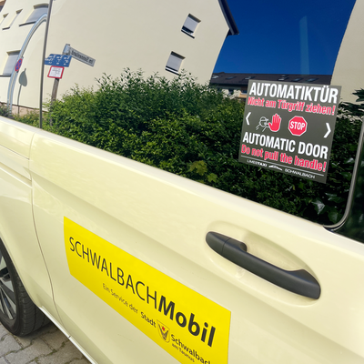 Großformataufkleber für Taxi für Aktion Schwalbach Mobil der Stadt Schwalbach, individuell gestaltet und produziert