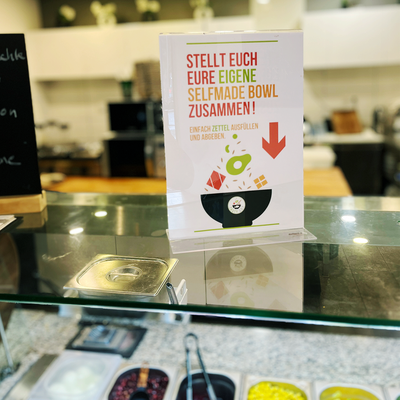 Gestalteter und produzierter Thekenaufsteller mit Hinweis „Hier Bestellen“ für einen Bowl-Laden in Eschborn