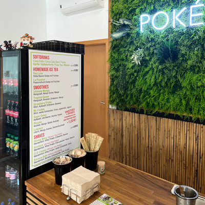 Gestalteter und produzierter Großformataufkleber, aufgelistet sind Getränke und die dazugehörigen Preis für einen Bowl-Laden in Eschborn