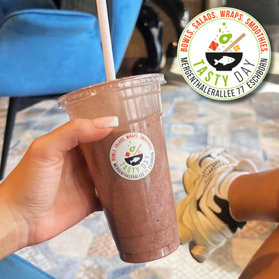 gesunder Smoothie frisch zubereitet in einem Bowl-Laden in Eschborn