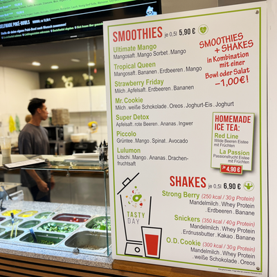 Gestaltetes und produziertes Thekenschild mit verschiedenen Smoothies und Shakes für einen Bowl-Laden in Eschborn