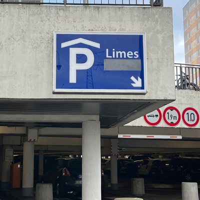 Leuchtschild für Parkhaus mit Anzeige für Frei Plätze der Stadt Schwalbach, montiert am Standort, individuell gestaltet und produziert