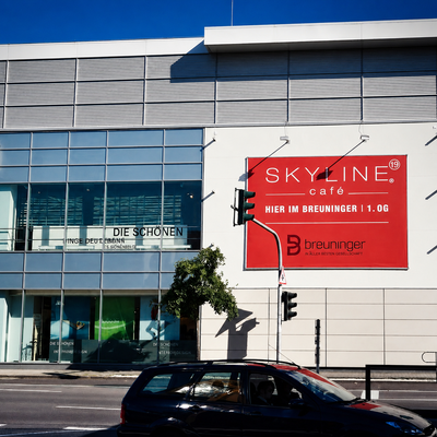 SKYLINE 19 CAFÉ, im Breuninger, Banner