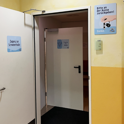 Informationsaufkleber auf Umkleidekabine im Schwimmbad Eschborn
