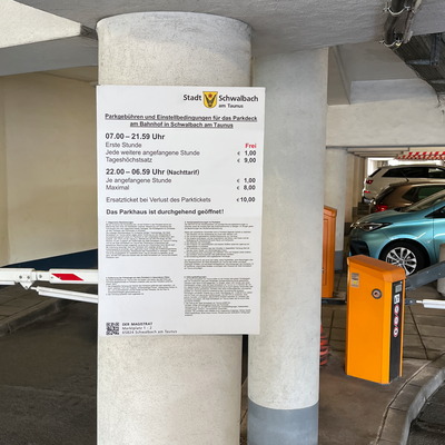 Informationsschild für Parkhaus mit Preisangaben der Parkgebühr der Stadt Schwalbach, montiert am Standort, individuell gestaltet und produziert