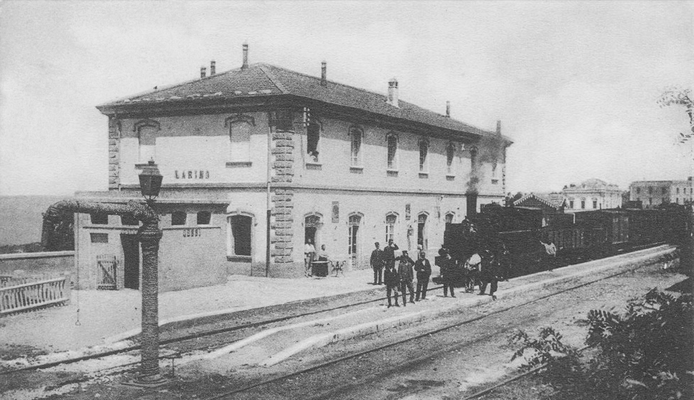 L'arrivo del treno proveniente da Termoli e diretto a Campobasso e da qui alle altre città e paesi dell'Appennino - tra cui Pietrelcina -  e della costa tirrenica (1890 ca)