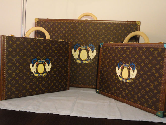 Blazon poulet sur valise vuitton