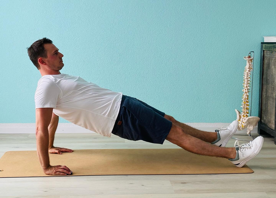 Reversed-Planks. Gesäss und Bauchmuskulatur anspannen, Atmen nicht vergessen und Spannung zwischen Schulterblätter halten. 