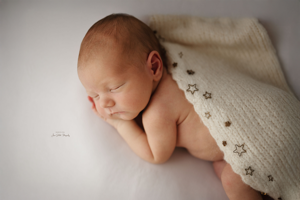 Neugeborenenfoto mit Studio-Licht im natürlichen Look