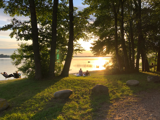 Breite Uferwiesen und traumhafte Sonnenuntergänge / MV © Naturcamping Zwei Seen, www.zweiseen.de