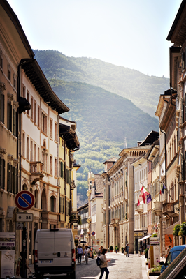 Blick entlang einer der Hauptstraßen in Trient. 