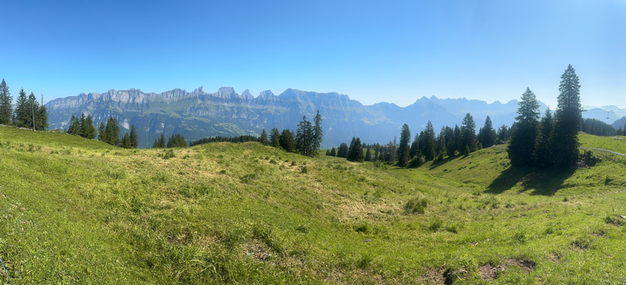 Vis a vis erheben sich die Churfirsten
