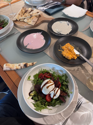 Fladenbrot mit Saucen und Salat.