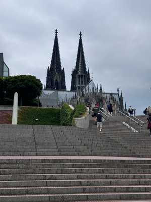 Die Treppe hoch, immer den DOM anpeilend.