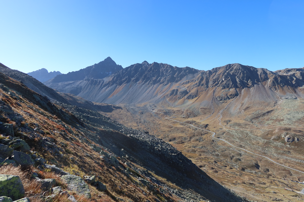 Blick von der Winterlücke hinunter ins Flüelapass-Tal