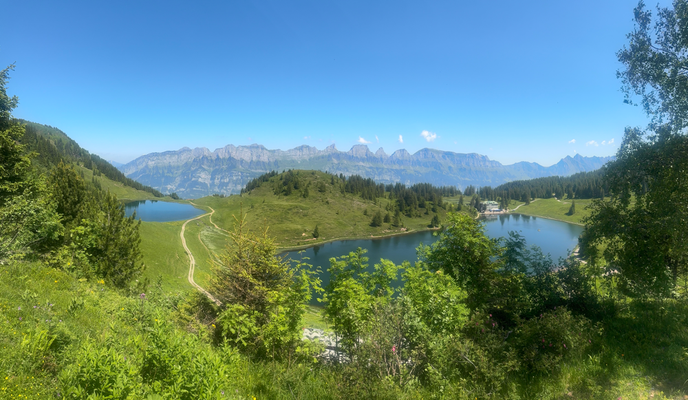 Heusee und Grosssee mit den majestätischen Churfirsten im Hintergrund.