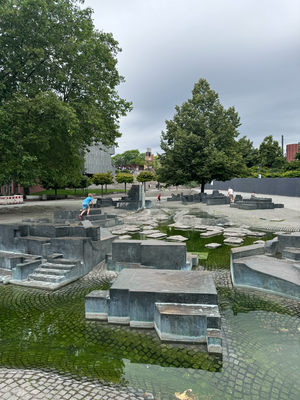 Wasserspiel am Rheingarten, halt ohne Wasser, man muss ja sparen.
