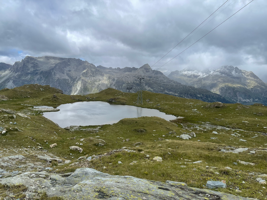 Auf der anderen Talseite die Bergipfel rund um die Corviglia.