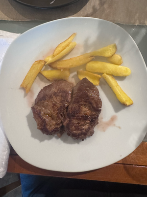 Pommes und Fleisch.