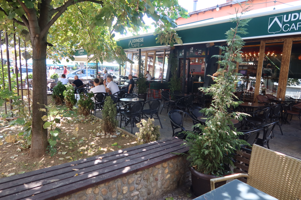 Unzählige einladende Bistros.