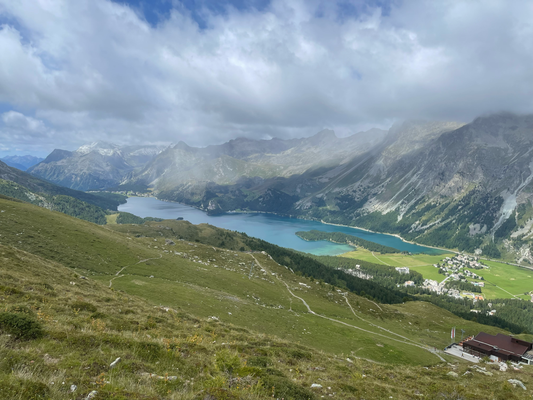 Vom Startpunkt aus öffnet sich ein schöner Ausblick auf den Silsersee, ...