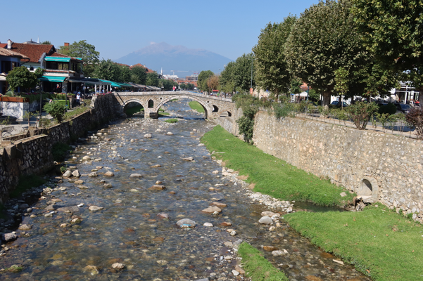 Fluss und Brücke (neun Steinbrücken soll es geben).