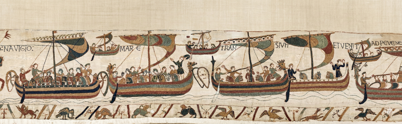 Le duc Guillaume traversa la mer sur son navire, la Mora, et arriva à Pevensey