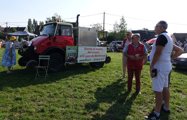Après la brocante d'Artonges, le Mercedes Benz UNIMOG 406 de l'association Tourisme Ferroviaire de la Brie Champenoise à l'Omois est présent sur celle de Marchais-en-Brie.a