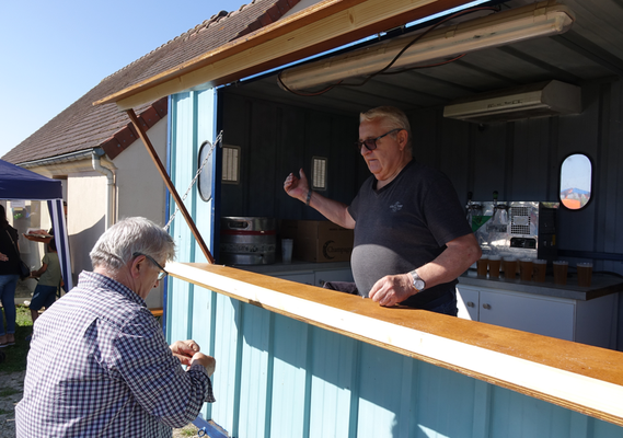 Alain Moroy, candidat pour une dernière fois aux prochaines Municipales, assure le service dans sa cabane de chantier joliment relookée en buvette.
