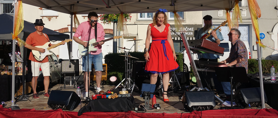 Le groupe The Finishers met le marché nocturne en musique.