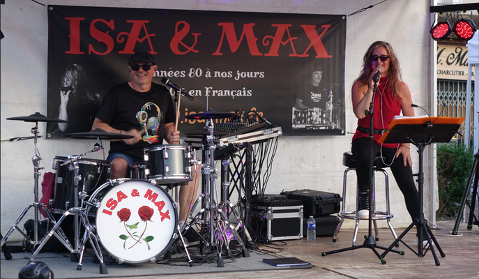 Les Bourguignons Isa & Max ont mis le marché nocturne en musique avec un répertoire exclusivement composé de reprises d'artistes français des années 80.