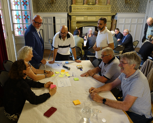 Debout de gauche à droite : Jérémy Pis, Mehdi Iraqi directeur Aménagement et Développement durable de la Ville et Mohamed Rezzouki.