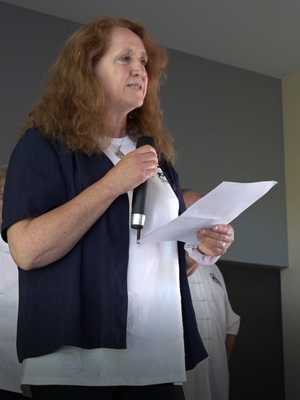La présidente de l'association L’Œil du Tigre Patricia Leclerc accueille les participants.