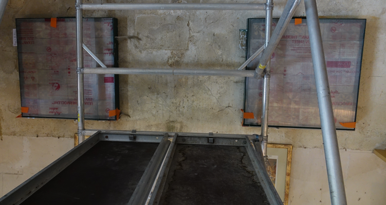 Actuellement, un chantier de restauration de vitraux nécessite la protection de deux cadres de carreaux de pavement.