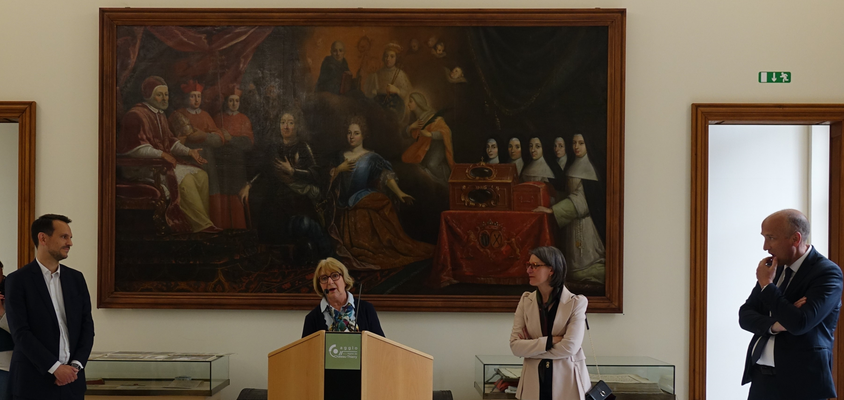 De gauche à droite : Sébastien Eugène, Claudine Fery présidente de l'association Arts et Histoire - les amis du Musée de l'Hôtel-Dieu, Christelle Pouillart et Marc André sous-préfet de Château-Thierry.