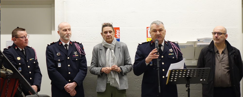 De gauche à droite : le Lieutenant Laurent Gape, le Lieutenant Pierre Desmettre, Anne Maricot, le Lieutenant Pascal Le Cornec et Michaël Peugniez.