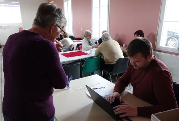 À la table de marque, le conseiller municipal Manuel Mirat enregistre les données de chaque équipe.