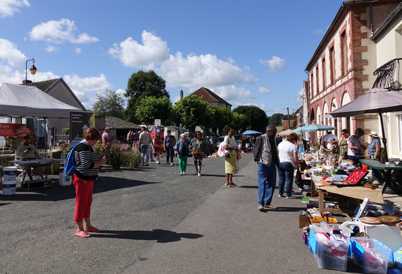 La foule dès l'entrée de la brocante.