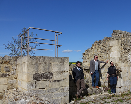 De gauche à droite dans les cuisines du Château : Thomas Guérin, Frédéric Jacquesson et Mélissa.