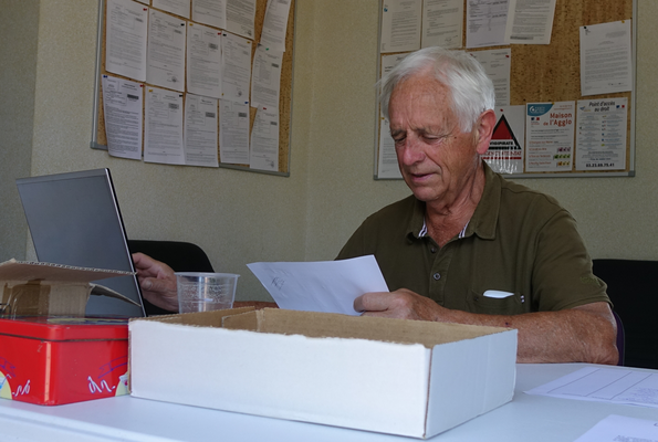 Claude Jacquin et l'informatique : c'est du sérieux. Le président-maire est à la table de marque du concours de belote.