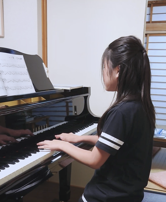 同じ曲を移調(ハ長調→ト長調）して弾いています(小5さん)